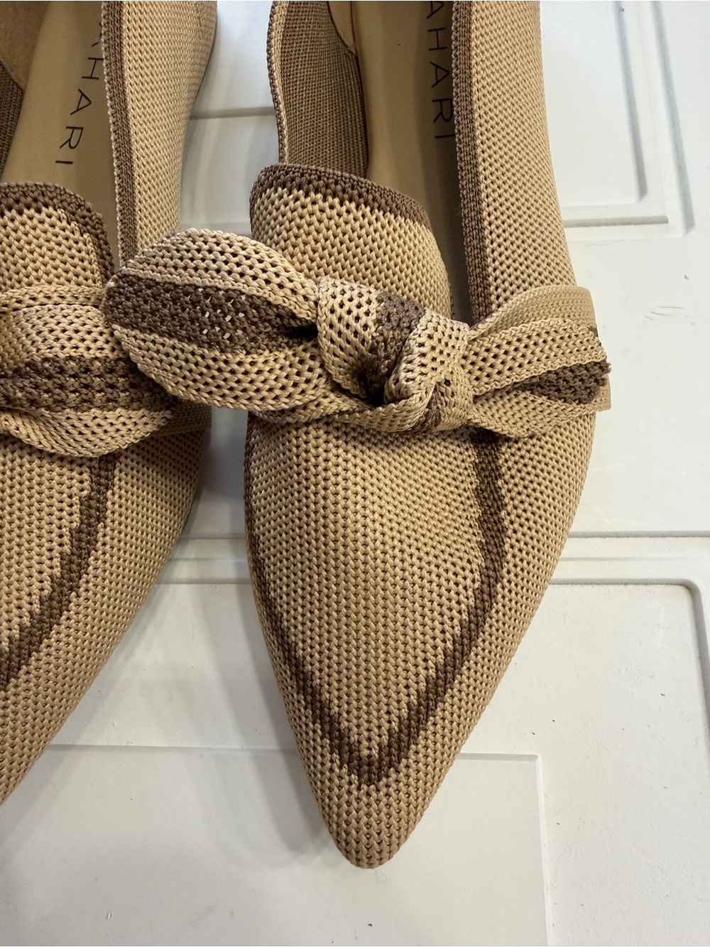Tahari Women’s Sz 7.5 Tan Woven Bow Loafers Flats Shoes Slip Ons - Picture 4 of 5